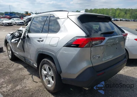 2021 Toyota Rav4 Xle z USA, uszkodzony, nr VIN 2T3P1RFV3MC167877